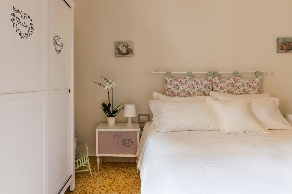 Photo of the whole room, Decorative detail