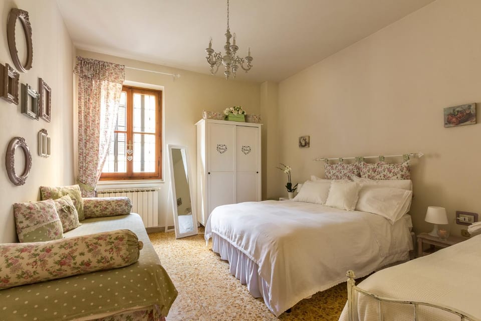 Photo of the whole room, Decorative detail