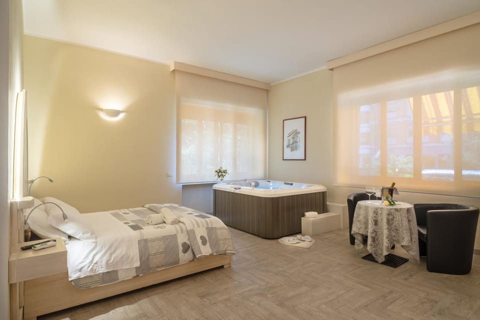 Hot Tub, Bedroom