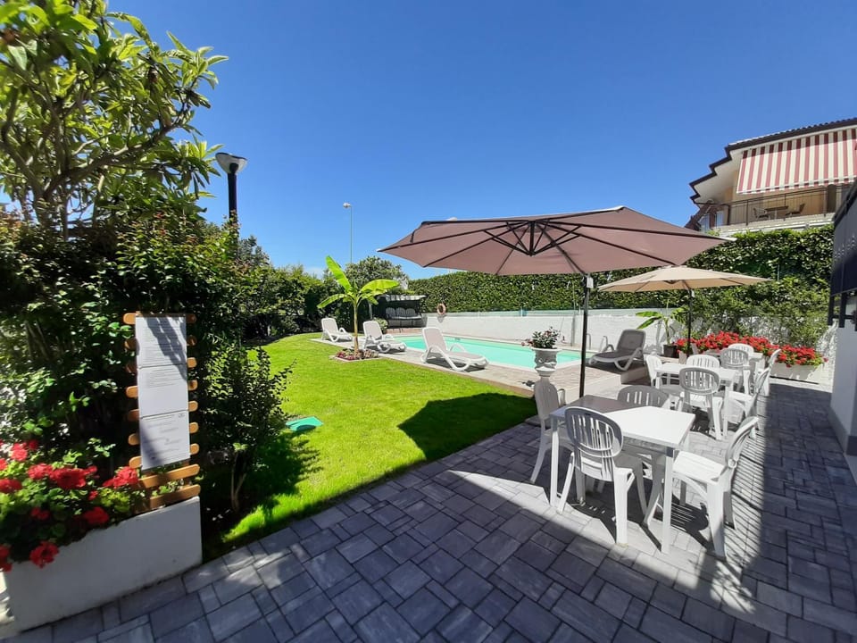 Garden, Swimming pool, Internal: Not applicable to any particular room