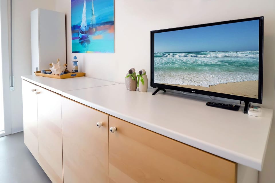 Communal lounge/ TV room, Natural landscape, TV and multimedia, Kitchen or kitchenette, Beach, Evening entertainment, minibar