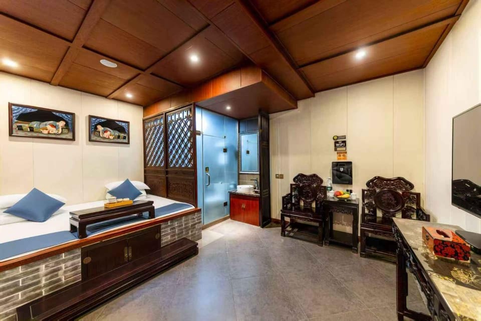 Photo of the whole room, Bedroom