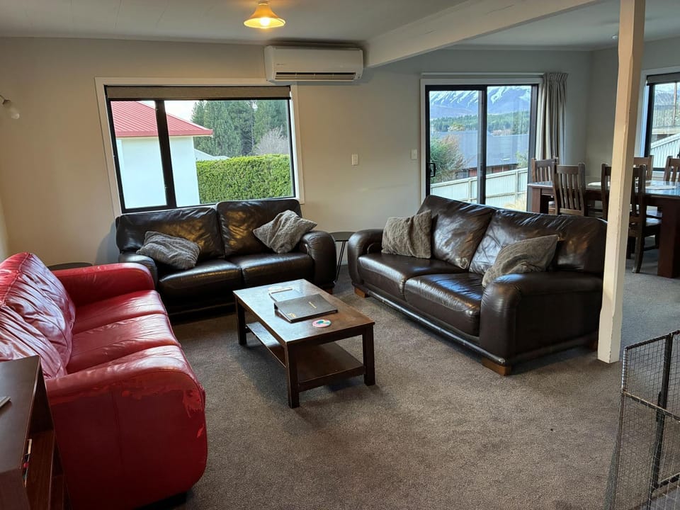 TV and multimedia, Living room, Seating area, Dining area, fireplace, heating