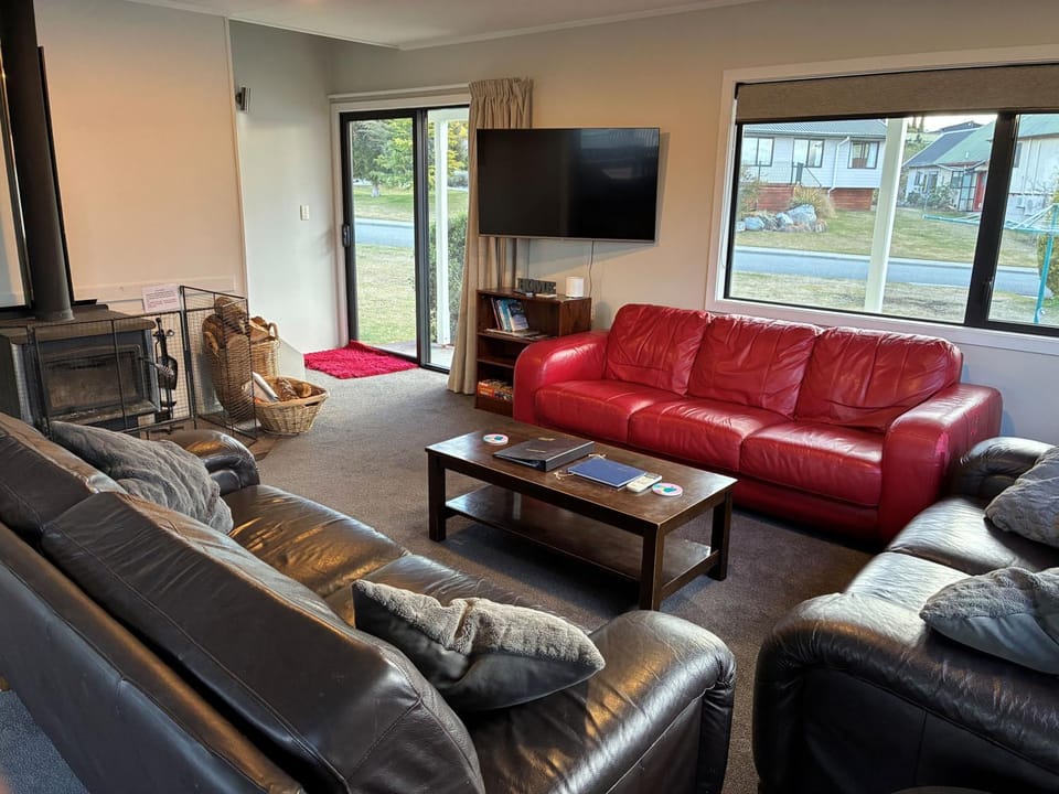 Facade/entrance, TV and multimedia, Living room, Seating area, fireplace