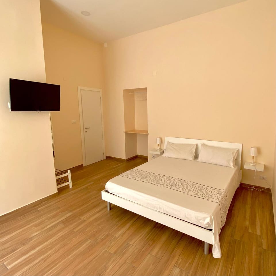 Bed, TV and multimedia, Bedroom