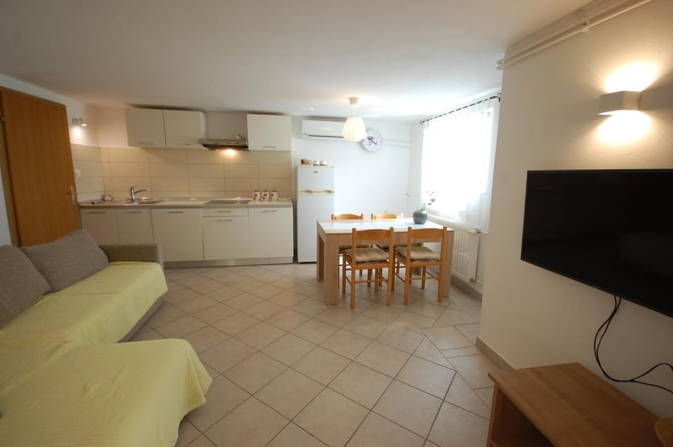 TV and multimedia, Kitchen or kitchenette, Living room, Seating area, Dining area