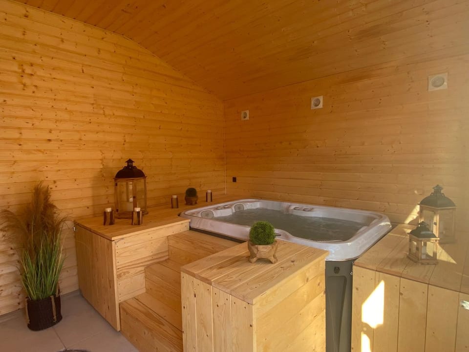 Hot Tub, Spa and wellness centre/facilities