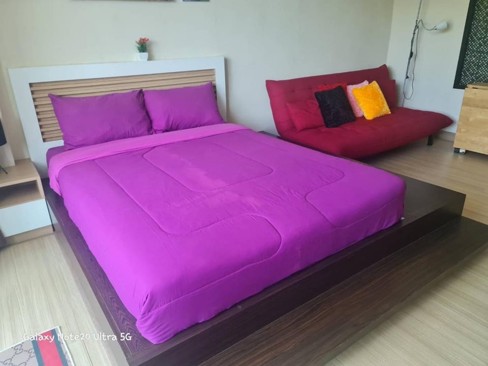 Bed, Living room, Photo of the whole room, Seating area, Bedroom