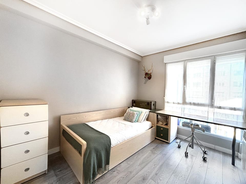 Bed, Seating area, Bedroom