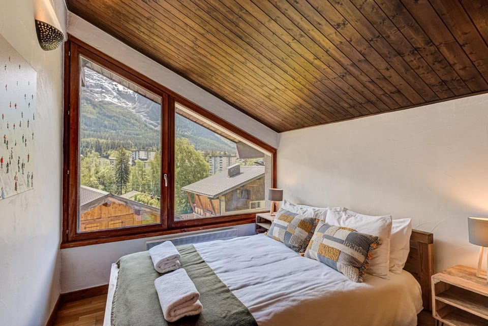 Bed, Natural landscape, Photo of the whole room, Bedroom, Mountain view