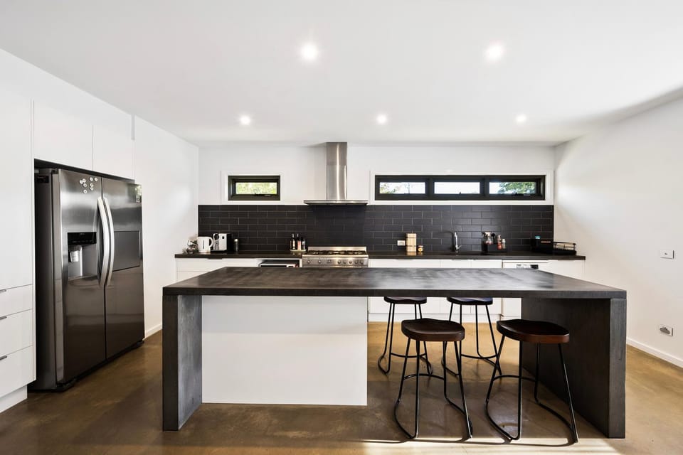 Kitchen or kitchenette, Dining area, stove
