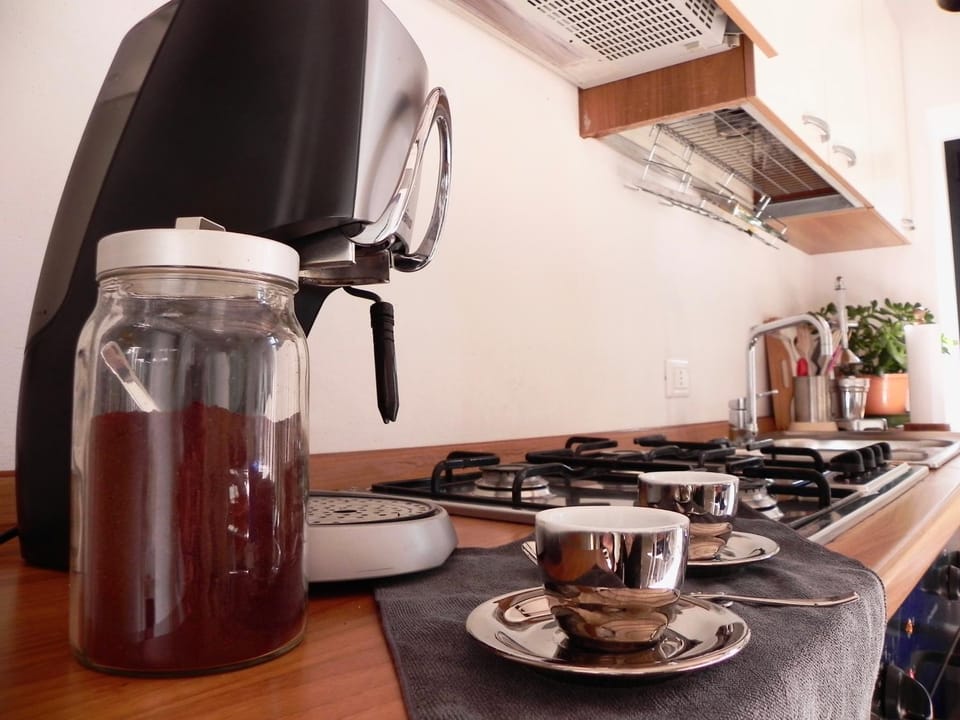 Coffee/tea facilities, Kitchen or kitchenette, Dining area