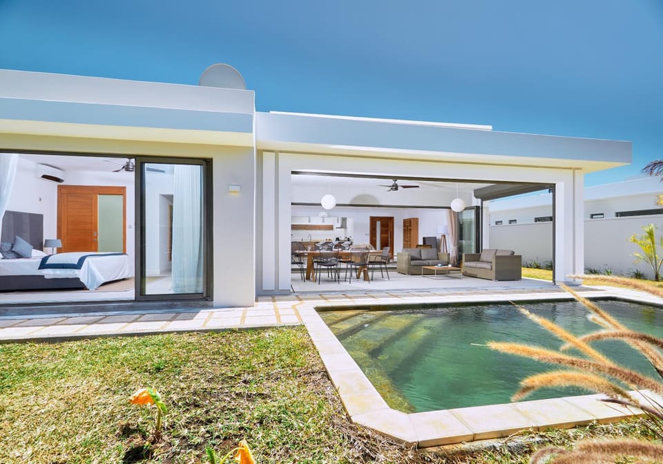 Property building, Garden, Balcony/Terrace, Swimming pool