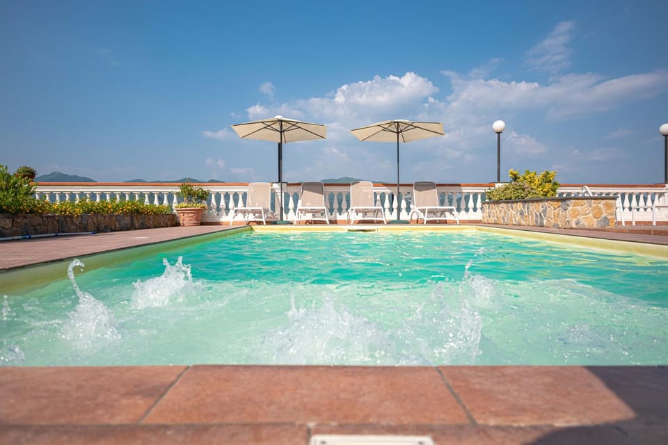 Pool view, Swimming pool, sunbed