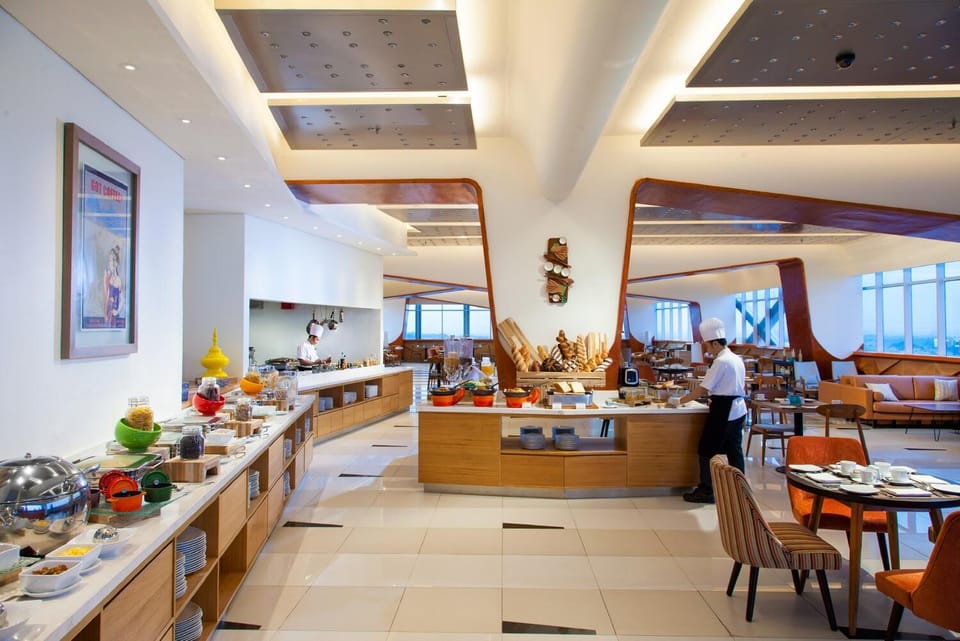 Restaurant/places to eat, People, Food and drinks, Banquet/Function facilities, Food, Breakfast, Continental breakfast, Buffet breakfast, Lunch, Dinner, group of guests