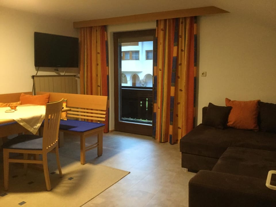TV and multimedia, Kitchen or kitchenette, Living room, Seating area, Dining area