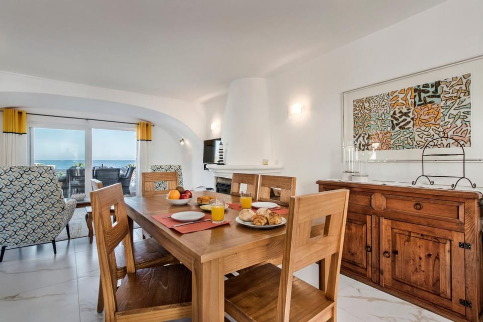 Living room, Food and drinks, Seating area, Dining area, Food, Drinks