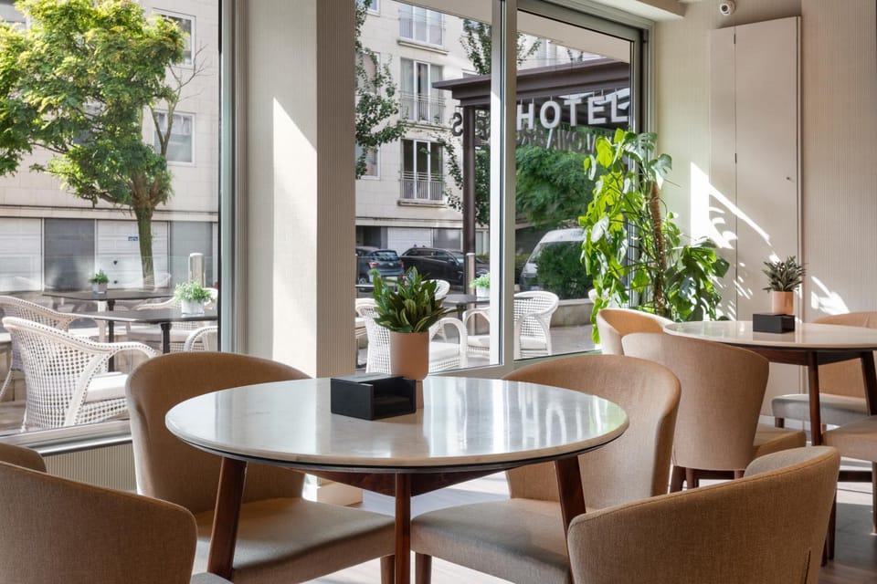 Restaurant/places to eat, Seating area