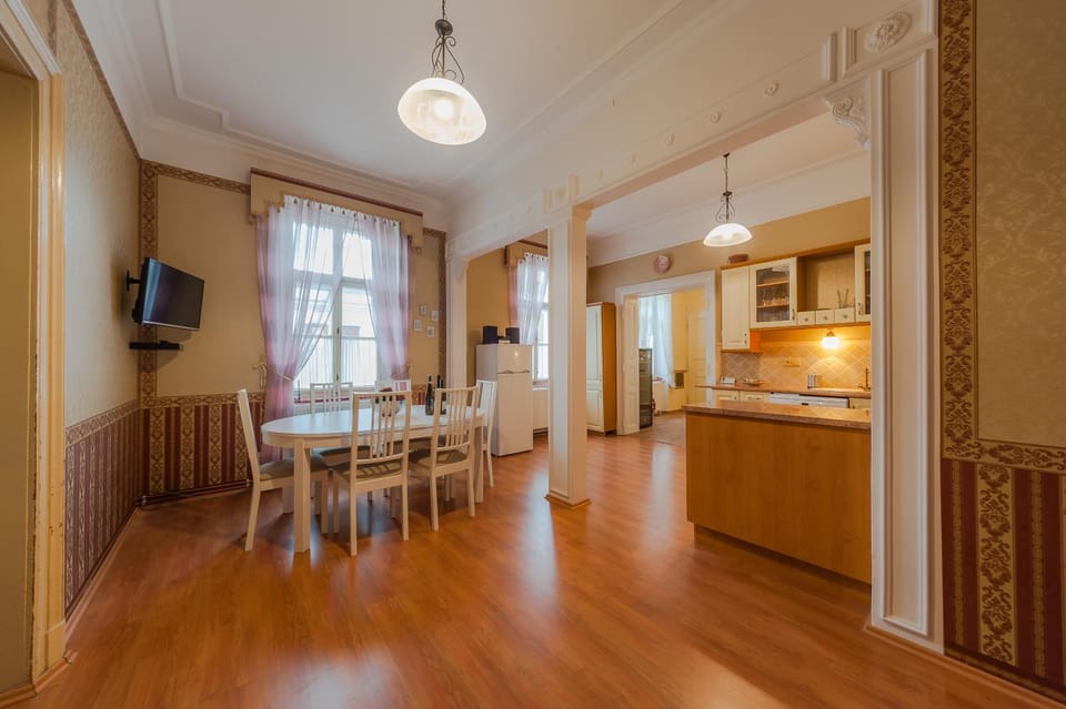 Kitchen or kitchenette, Living room, Seating area, Dining area