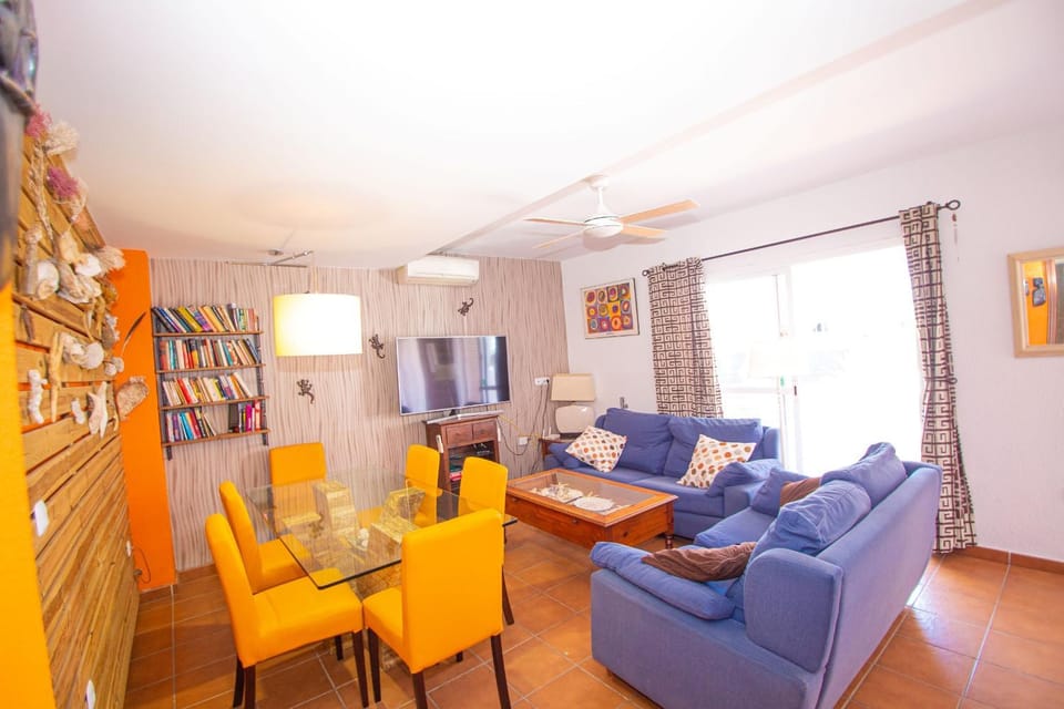 TV and multimedia, Living room, Seating area, Evening entertainment