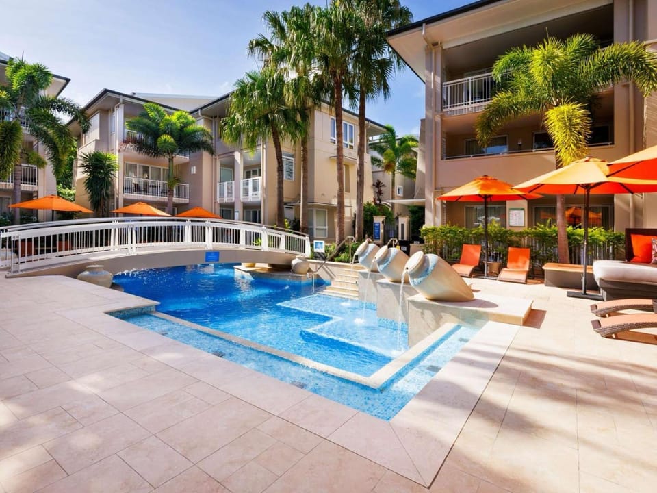 Pool view, Swimming pool, sunbed