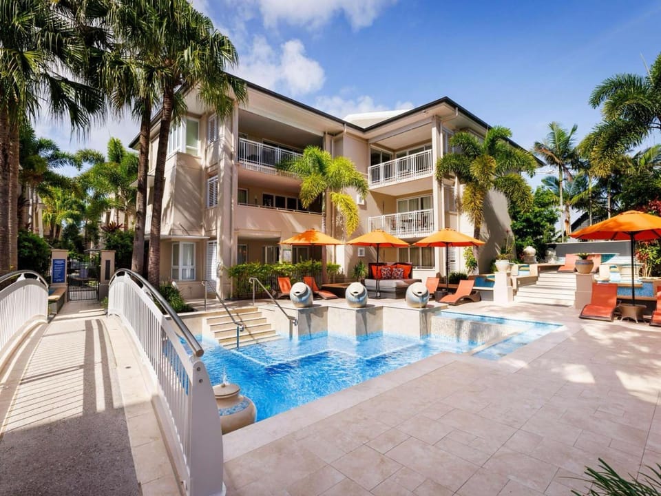 Pool view, Swimming pool, sunbed
