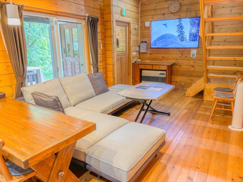 Communal lounge/ TV room, TV and multimedia, Living room, Seating area, Evening entertainment