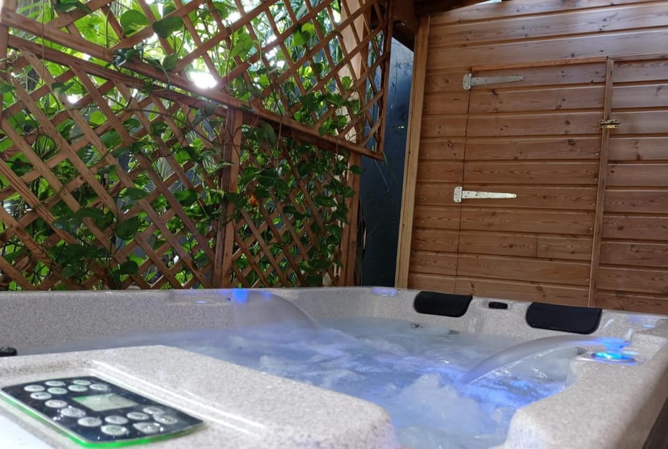 Hot Tub, Hot Tub, Spa and wellness centre/facilities