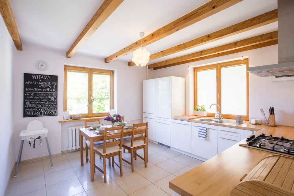 Kitchen or kitchenette, Dining area