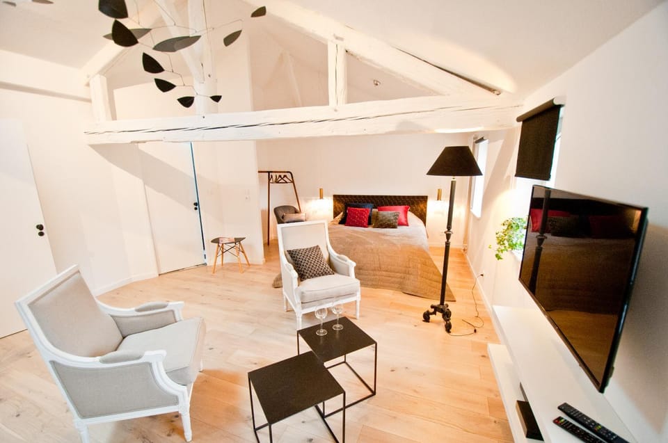 Property building, TV and multimedia, Living room, Seating area, Bedroom