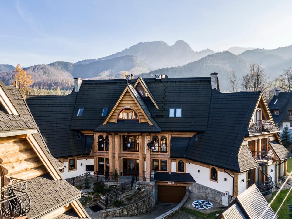 Facade/entrance, Natural landscape, Bird's eye view, Garden, Balcony/Terrace, Mountain view