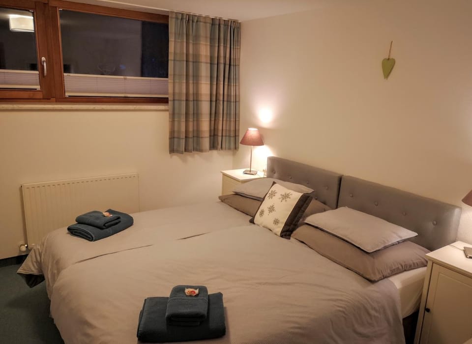 Bedroom, Mountain view