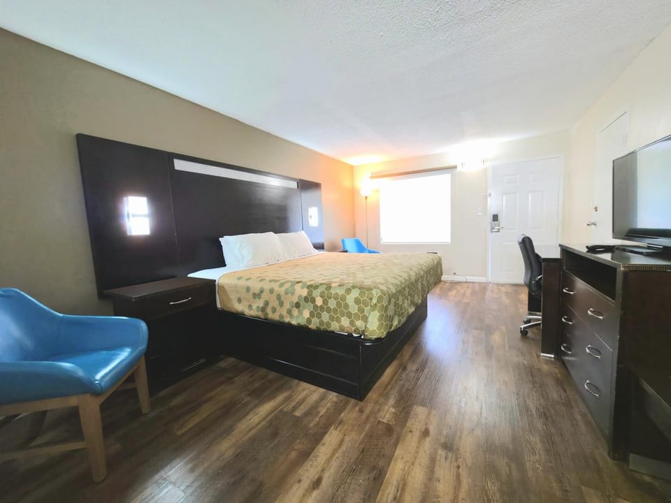 Photo of the whole room, Bedroom