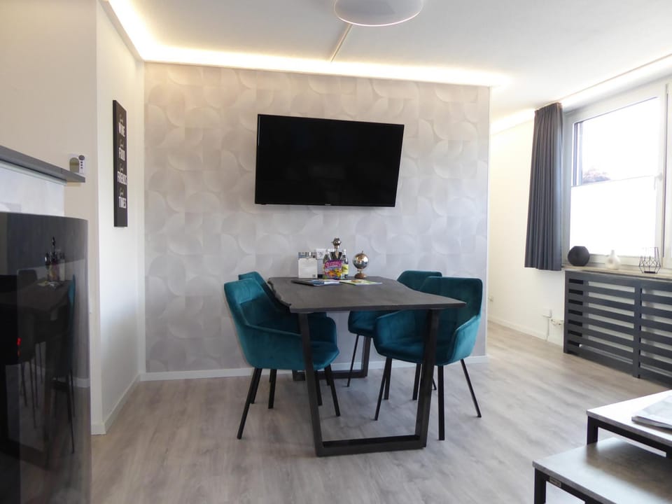 Communal lounge/ TV room, Seating area, Dining area, Evening entertainment