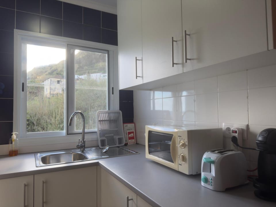 Coffee/tea facilities, Kitchen or kitchenette, stove, toaster