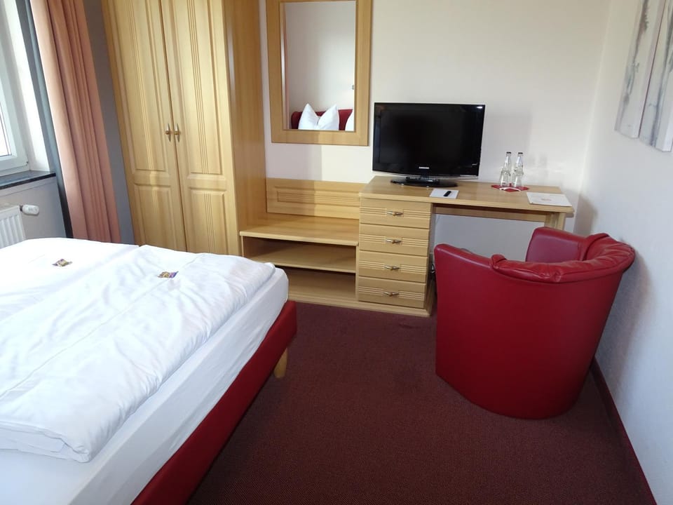 TV and multimedia, Photo of the whole room, Decorative detail, Bedroom