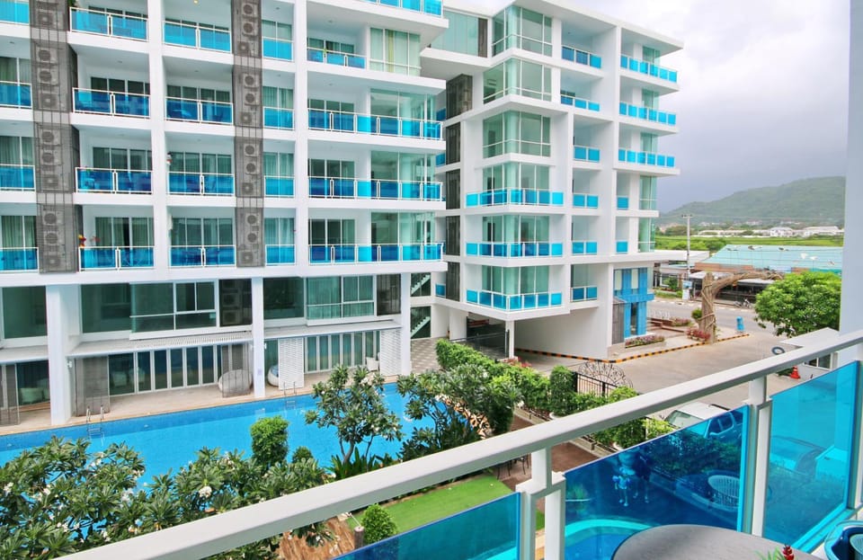 Property building, Balcony/Terrace, Pool view, Swimming pool, Swimming pool