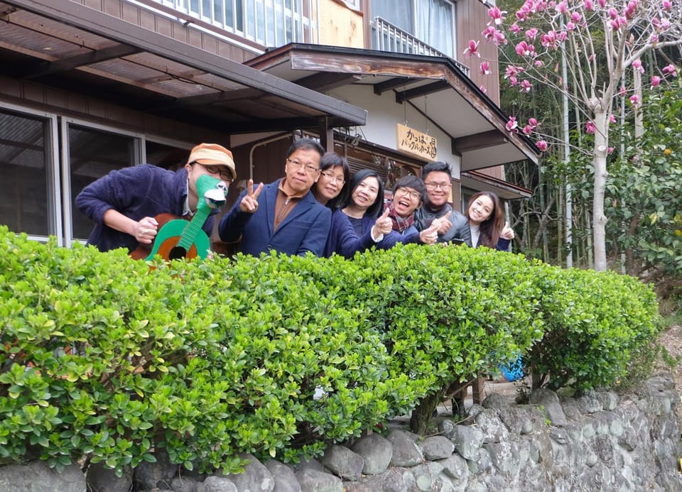 Facade/entrance, group of guests