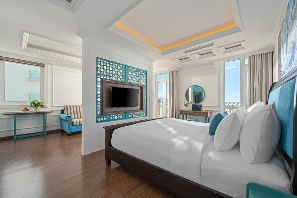 Bed, Living room, Photo of the whole room, Bedroom