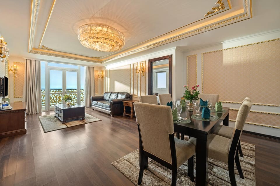 TV and multimedia, Living room, Photo of the whole room, Seating area, Dining area