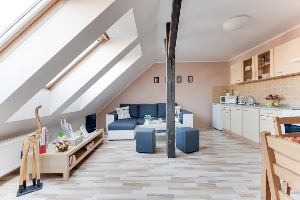 TV and multimedia, Kitchen or kitchenette, Living room, Seating area