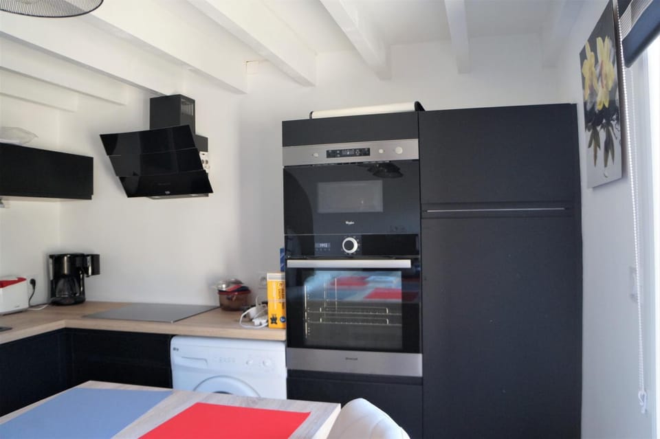 Kitchen or kitchenette, minibar, pet friendly, stove