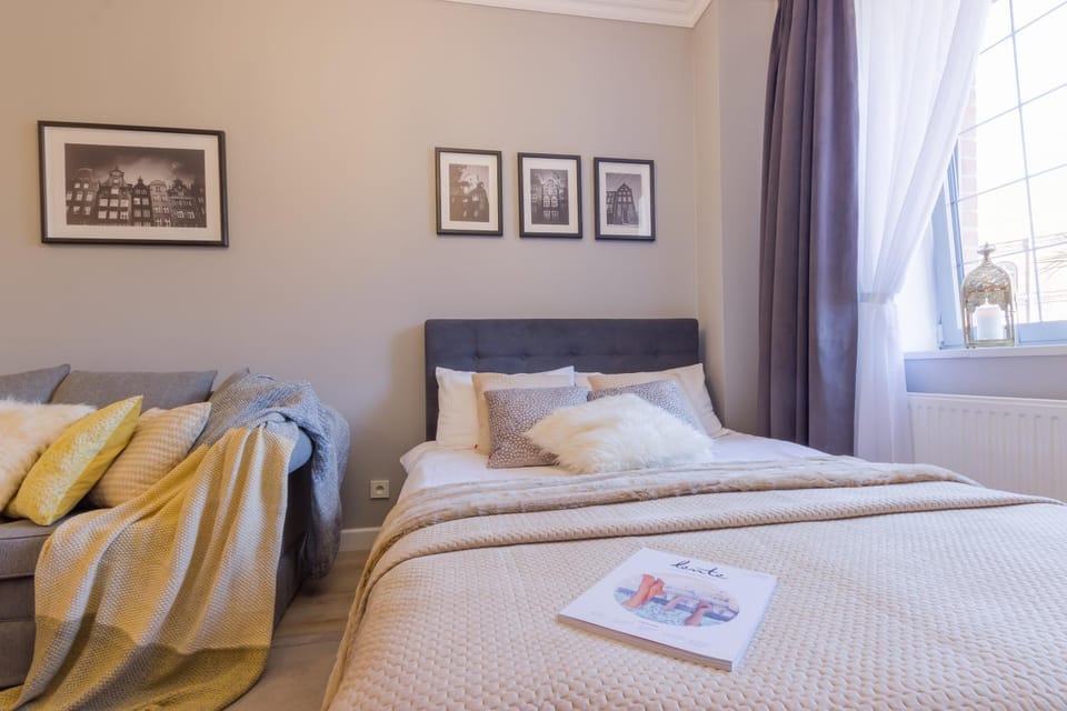 Bed, Decorative detail, Bedroom, Family, Family