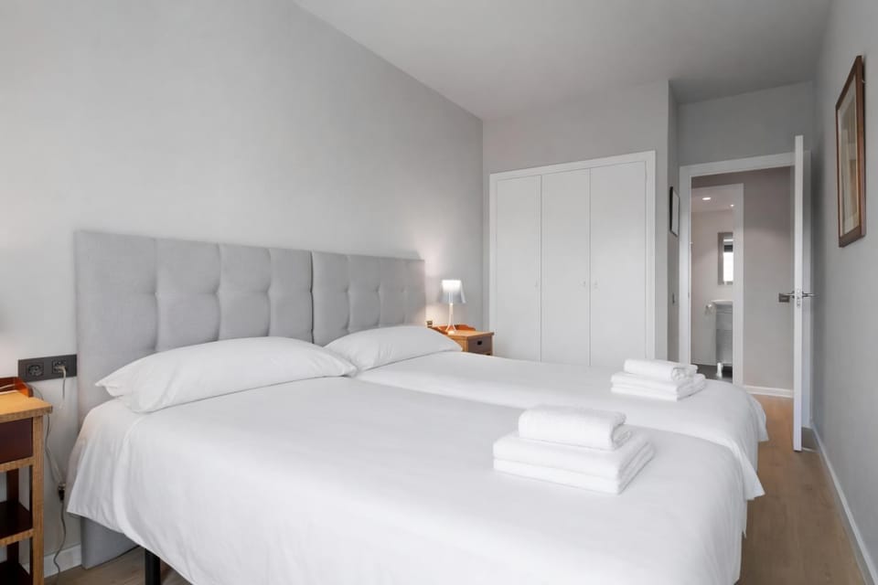 Bed, Bedroom, towels