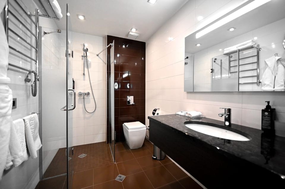 Toilet, towels