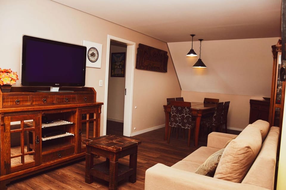 Communal lounge/ TV room, TV and multimedia, Living room, Dinner
