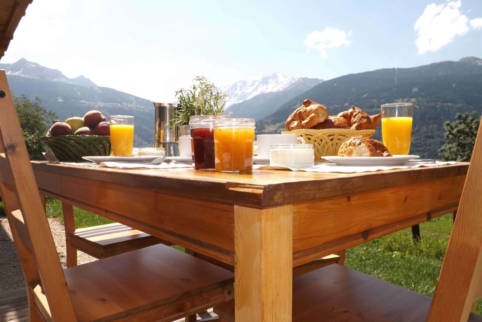 Property building, Patio, Spring, Summer, Balcony/Terrace, Autumn, Garden view, Landmark view, Breakfast, Continental breakfast