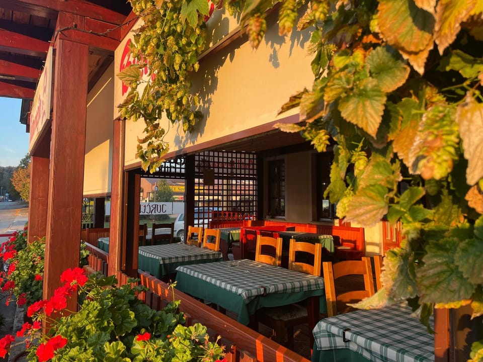 Property building, Patio, Restaurant/places to eat, Day, Garden, Balcony/Terrace, Garden view, Internal: Not applicable to any particular room