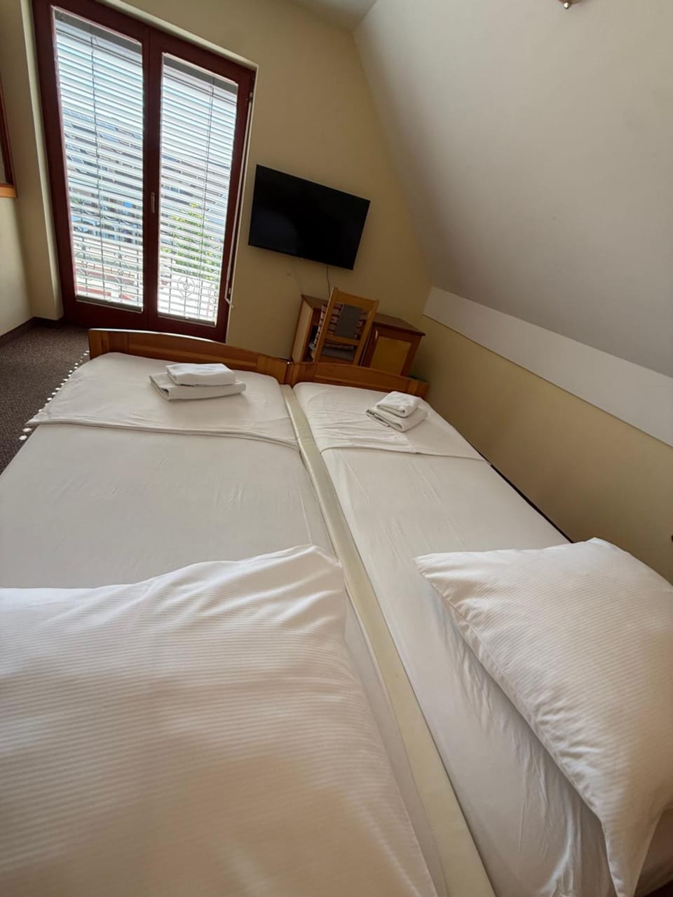 Bed, TV and multimedia, View (from property/room)