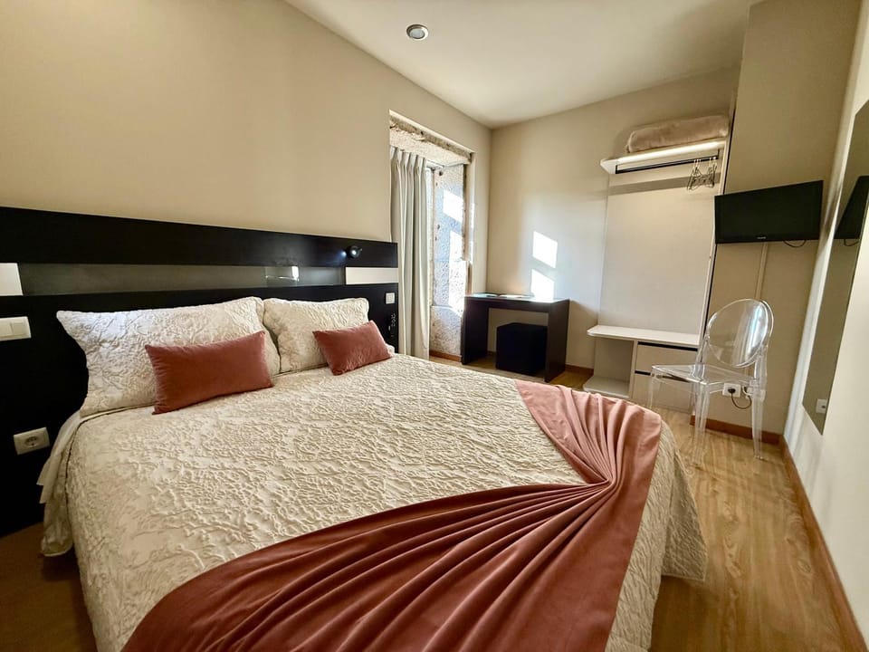Bed, TV and multimedia, Photo of the whole room, Seating area, Bedroom, air conditioner